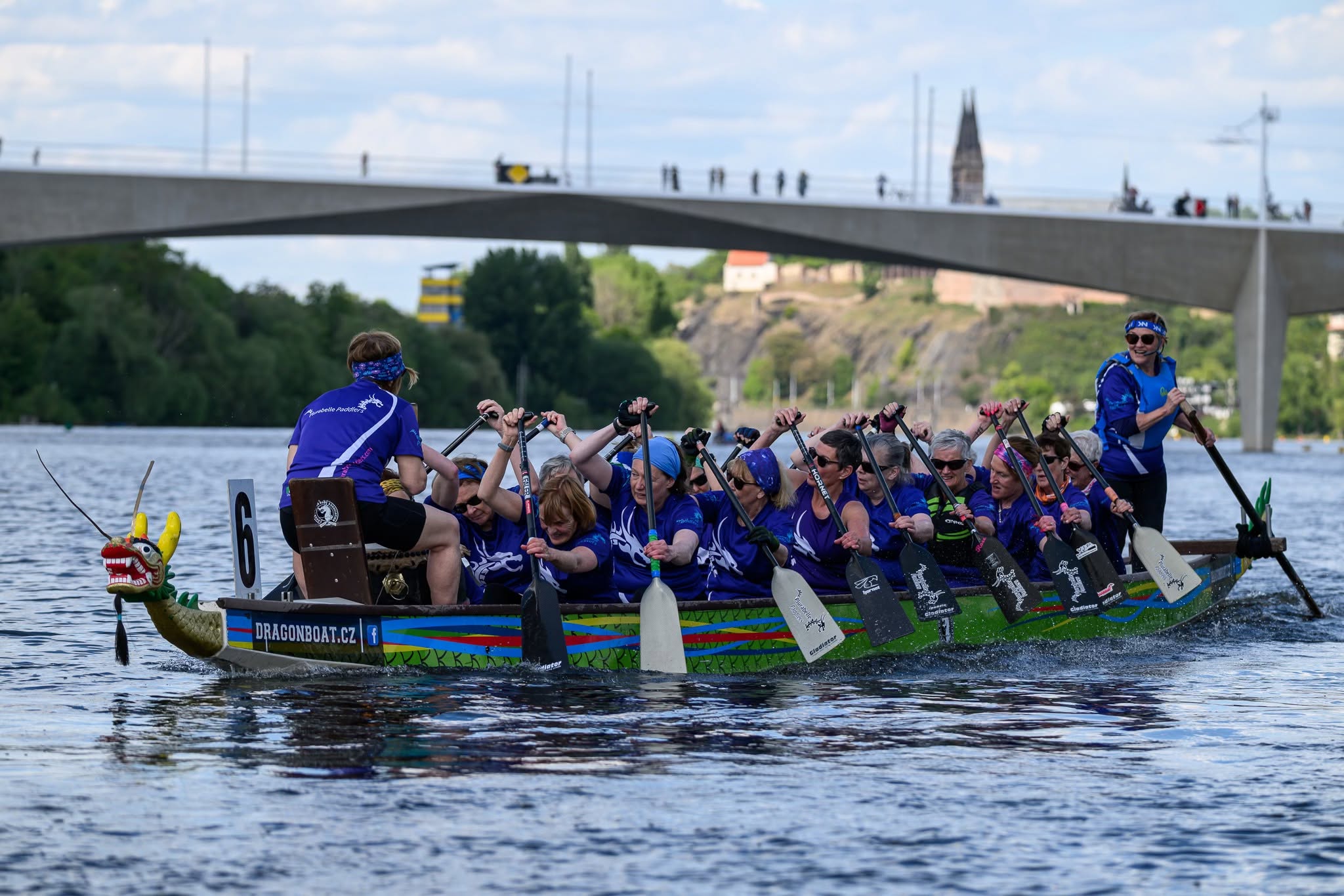 Maidin ghruama a bhí ann lá regatta deireanach na bliana, ach scaip na scamall…