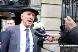 FIOSRÚCHÁN: Fear gafa maidir le hionsaí a rinneadh ar an Teachta Michael Healy-Rae