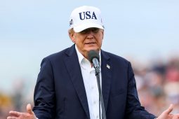 Clabhsúr curtha ar chuairt dhá lá Trump le gealltanas go gcuirfidh sé deireadh ar tharaifí ar uisce beatha na hÉireann