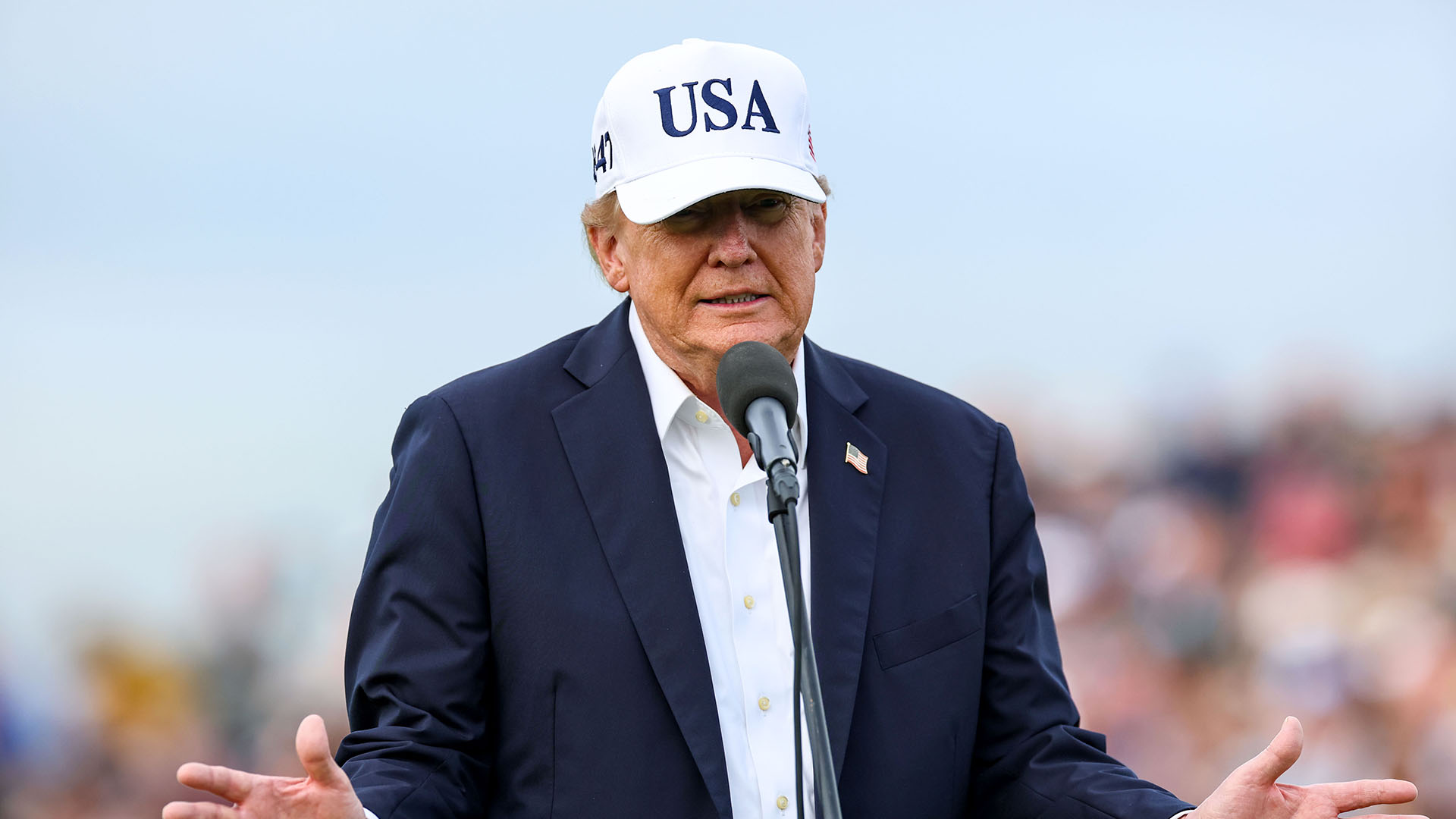 Clabhsúr curtha ar chuairt dhá lá Trump le gealltanas go gcuirfidh sé deireadh le taraifí ar uisce beatha na hÉireann