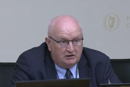 ACHT TEANGA: ‘Tá mise 40 bliain sa státseirbhís agus níor tháinig mise trasna riamh ar obair chomh casta’ – Ceannasaí Roinn na Gaeltachta faoin reachtaíocht teanga