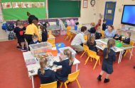 GAILEARAÍ: Lá dá saol – páistí Ráth Chairn sásta ar a gcéad lá ar scoil