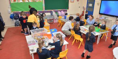 GAILEARAÍ: Lá dá saol – páistí Ráth Chairn sásta ar a gcéad lá ar scoil