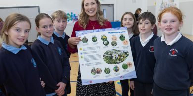 GAILEARAÍ: ‘Turas COGG’ seolta ag Tomás Ó Síocháin agus ‘Flora na hÉireann’ seolta ag Aedín Ní Thiarnaigh in Óstán Chonamara sna Forbacha