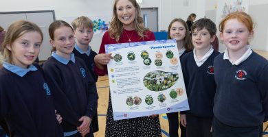 GAILEARAÍ: ‘Turas COGG’ seolta ag Tomás Ó Síocháin agus ‘Flora na hÉireann’ seolta ag Aedín Ní Thiarnaigh in Óstán Chonamara sna Forbacha