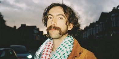 ‘Freagraíonn an Rialtas ceisteanna nár cuireadh orthu seachas na cinn atá againn’ – frustruchas agus imní mhuintir duine de Chúigear ULM