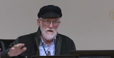 ‘An iomarca ar a phláta’ ag Aire na Gaeltachta agus gan ‘stiúir cheart’ ar chúrsaí dá bharr