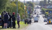 Slua léirsitheoirí bailithe ar Bhóthar Gharbhachaidh arís, stop curtha le paráid
