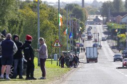 Slua léirsitheoirí bailithe ar Bhóthar Gharbhachaidh arís, stop curtha le paráid