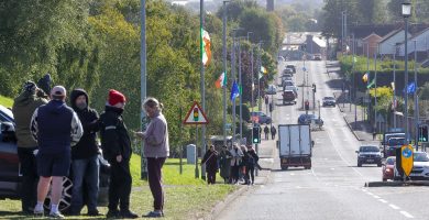 Slua léirsitheoirí bailithe ar Bhóthar Gharbhachaidh arís, stop curtha le paráid