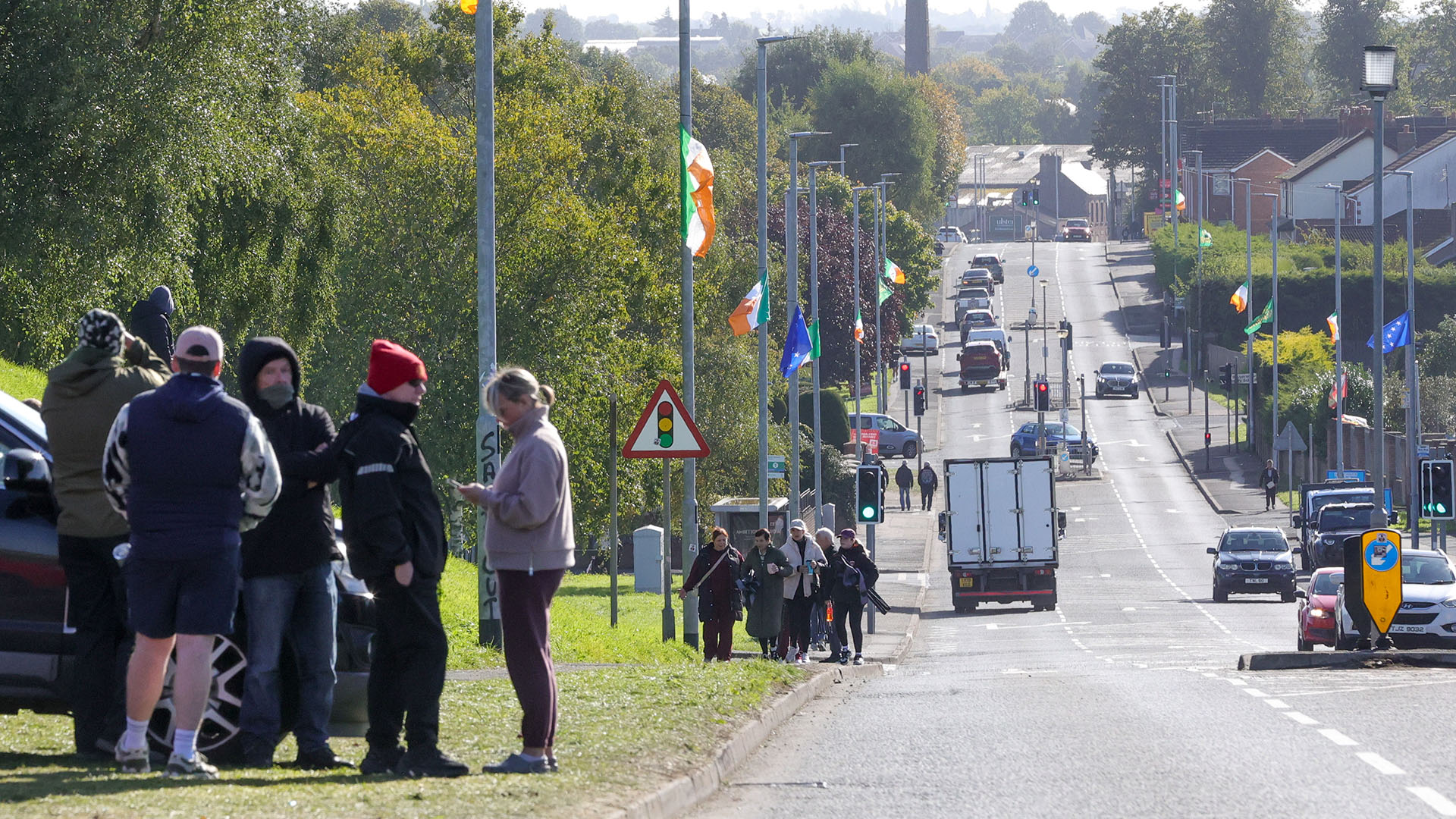 Slua léirsitheoirí bailithe ar Bhóthar Gharbhachaidh arís, stop curtha le paráid