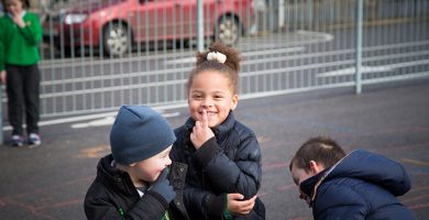 Áis nua le seoladh ag an Roinn Oideachais le tacú le tuismitheoirí a bhfuil a bpáistí ag foghlaim na Gaeilge