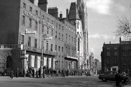 ‘An Stad’, an stair agus an scéal nár éist muid leis