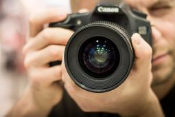 Cuairt ar World Press Photo: is fiú míle focal …
