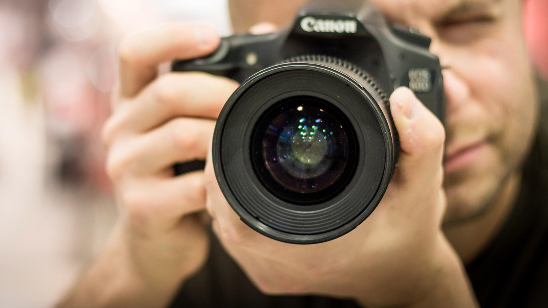 Cuairt ar World Press Photo: is fiú míle focal …