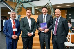 Fainic curtha ag coimisinéirí teanga faoi úsáid na hintleachta saorga le seirbhísí i mionteangacha a chur ar fáil
