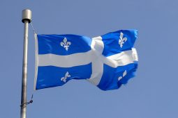 Ordú tugtha ag breitheamh in Québec cártaí ballóide a chur amach go dátheangach