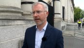 A chéad agallamh i nGaeilge déanta ag ceannaire an Chomhaontais Ghlais