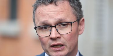 Cén uair a shéidfear an fheadóg ar Patrick O’Donovan?