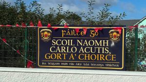 Ainm an Naomh Carlo Acutis á chur ar Scoil Ghaeltachta