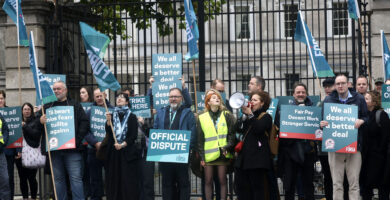 Stailc faoi lán seoil, an rialtas agus na ceardchumainn in adharca a chéile i gcónaí