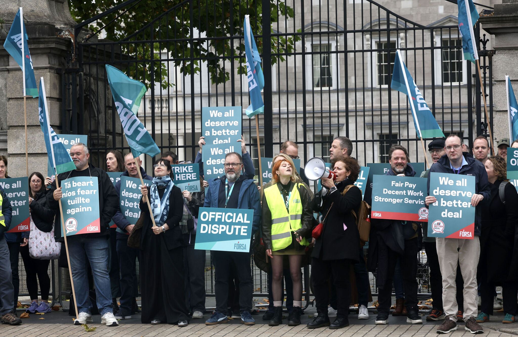 Stailc faoi lán seoil, an rialtas agus na ceardchumainn in adharca a chéile i gcónaí
