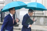 Iarracht chiotach an rialtais an uile dhuine a choinneáil leo