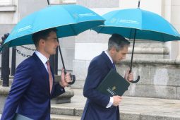 Iarracht chiotach an rialtais an uile dhuine a choinneáil leo