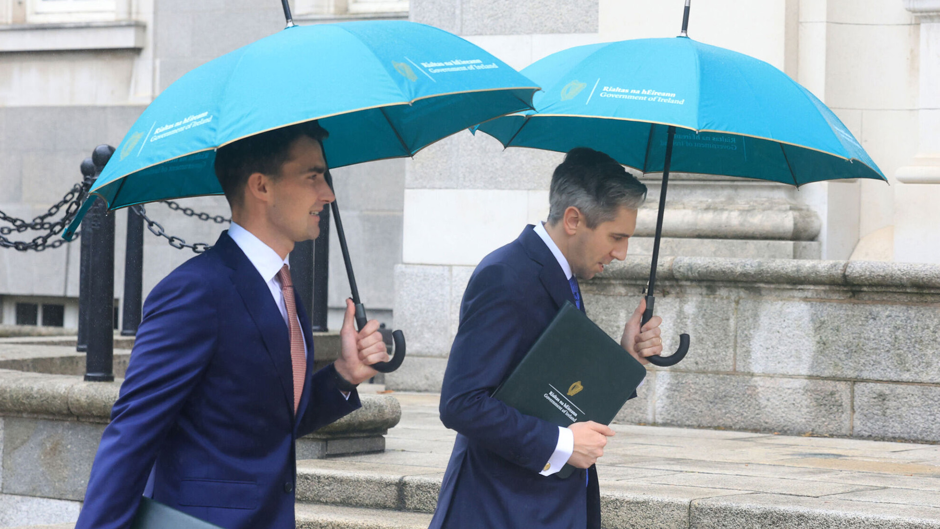 Iarracht chiotach an rialtais an uile dhuine a choinneáil leo