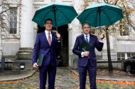 Tá cosaint ar an rócháineadh tuillte ag polaiteoirí in ainneoin gach cúis ghearáin