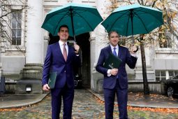 Tá cosaint ar an rócháineadh tuillte ag polaiteoirí in ainneoin gach cúis ghearáin