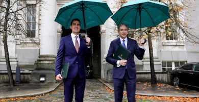 Tá cosaint ar an rócháineadh tuillte ag polaiteoirí in ainneoin gach cúis ghearáin