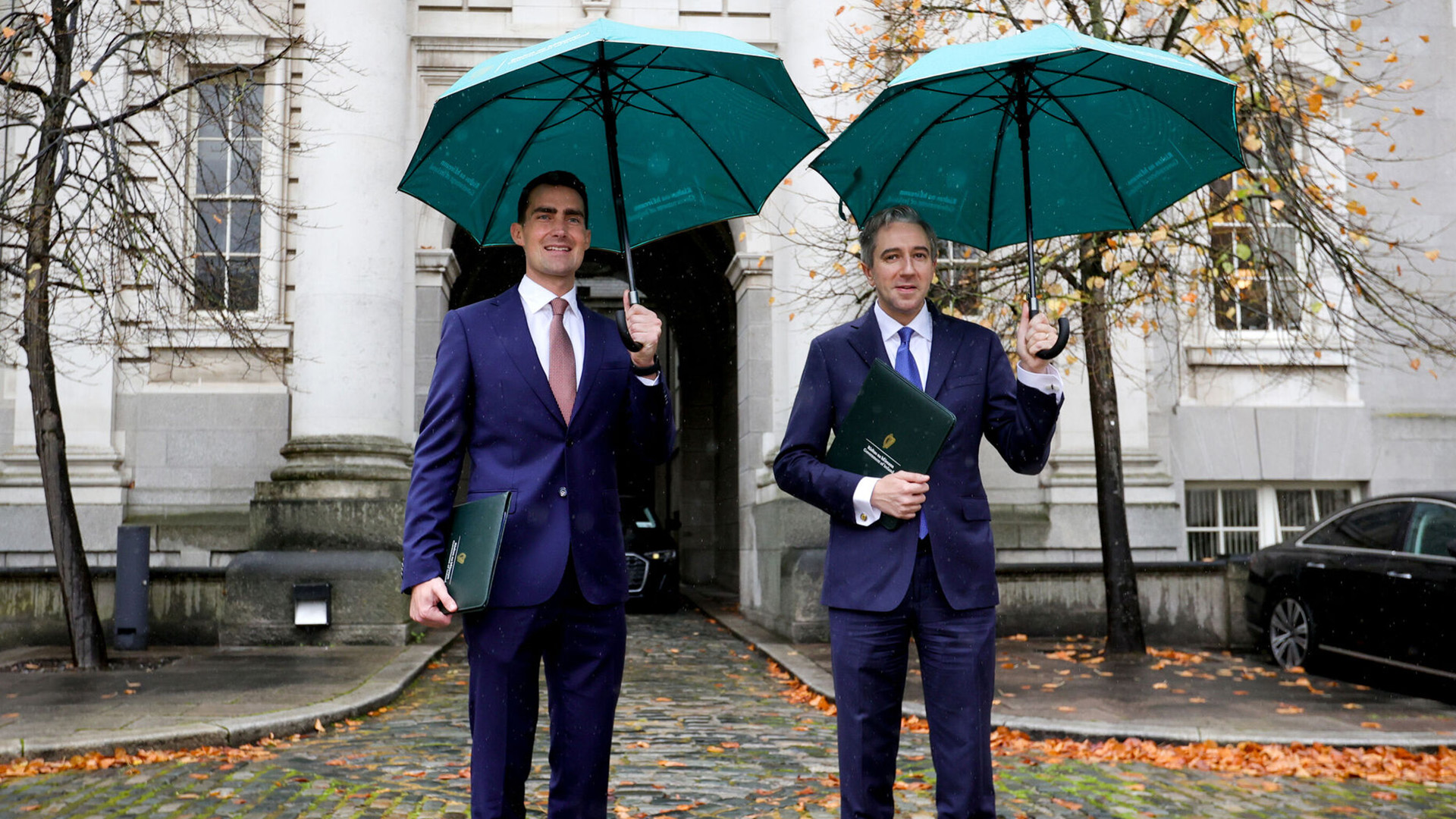 Tá cosaint ar an rócháineadh tuillte ag polaiteoirí in ainneoin gach cúis ghearáin