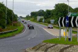 Bóthar an A5 ceadaithe ach constaicí fós sa mbealach