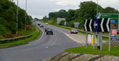 Bóthar an A5 ceadaithe ach constaicí fós sa mbealach