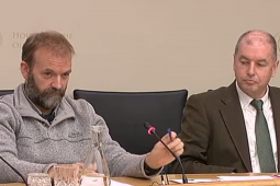 Ba chóir caitheamh le hídiú na héagsúlachta teangacha mar a chaitear le hídiú na bithéagsúlachta – sochtheangeolaithe