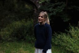‘Bíonn mé i gcónaí ag lorg na mná dána sin atá in ann imeacht in aghaidh an tslua’ – Doireann Ní Ghlacáin