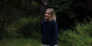 ‘Bíonn mé i gcónaí ag lorg na mná dána sin atá in ann imeacht in aghaidh an tslua’ – Doireann Ní Ghlacáin