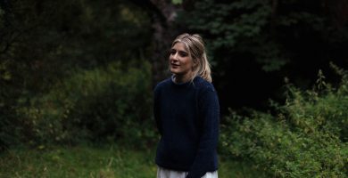 ‘Bíonn mé i gcónaí ag lorg na mná dána sin atá in ann imeacht in aghaidh an tslua’ – Doireann Ní Ghlacáin