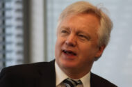Caint chontúirteach David Davis faoi dhlíodóirí agus an IRA