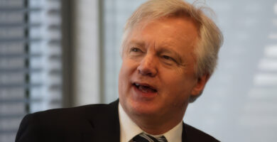 Caint chontúirteach David Davis faoi dhlíodóirí agus an IRA
