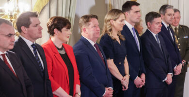 ‘Ní hea, a Aire!’ – córas ag teastáil le teacht roimh mhístuaim nó amaidí aire rialtais