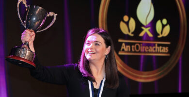 GAILEARAÍ: Gráinne Ní Fhátharta as Conamara buaiteoir chomórtas shean-nós na mban