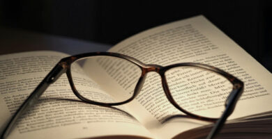 Leagtha amach ag abairt chiotach? Cuir fios ar na póilíní gramadaí…