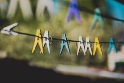 An tábhacht a bhíonn le teideal maith: staidéar beag ar fhigiúirí díolacháin