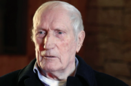 ÓMÓS: Tom a’ tSeoighe, file pobail agus cumadóir amhrán a d’inis ‘scéal na ndaoine’, ar shlí na fírinne