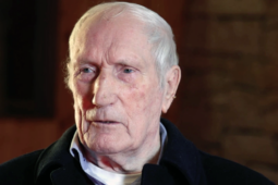 ÓMÓS: Tom a’ tSeoighe, file pobail agus cumadóir amhrán a d’inis ‘scéal na ndaoine’, ar shlí na fírinne