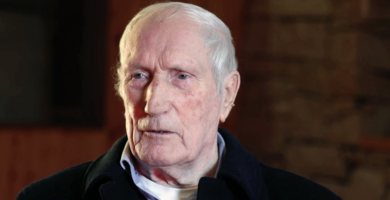 ÓMÓS: Tom a’ tSeoighe, file pobail agus cumadóir amhrán a d’inis ‘scéal na ndaoine’, ar shlí na fírinne