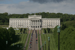 Agus scamall mór eile os a chionn, níl dea-aimsir á tuar do Stormont inniu, amárach ná amanathar