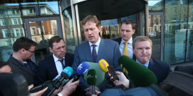 CAINTEANNA RIALTAIS: Glactha ag FG le héileamh FF go ndéanfaí tuilleadh infheistíochta i gcúrsaí Gaeilge